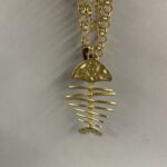 collana con catena alluminio e resina e pesce