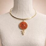 collana con ciondolo arancione e grappolo perle