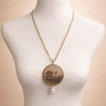 collana con ciondolo artigianale dipinto su legno