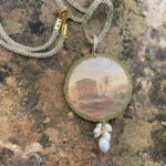 collana con ciondolo dipinto su legno