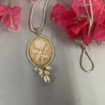 collana con ciondolo ovale resina rosa
