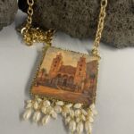Collana siciliana artigianale Duomo di Cefalù – Collana con ciondolo in legno, perle di fiume, gioiello ispirato alla Sicilia Collane caratteristiche siciliane