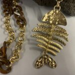 collana lunga con maxi pesce