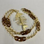 collana lunga con pesce stilizzato