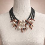 collana multifilo con onice, scaramazze e corallo rosso