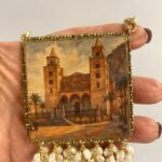 Collana siciliana artigianale Duomo di Cefalù – Collana con ciondolo in legno, perle di fiume, gioiello ispirato alla Sicilia Collane caratteristiche siciliane