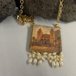 Collana siciliana artigianale Duomo di Cefalù – Collana con ciondolo in legno, perle di fiume, gioiello ispirato alla Sicilia Collane caratteristiche siciliane