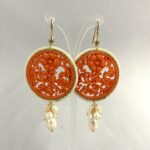 Orecchini con cammeo arancio corallo, perle di fiume e argento