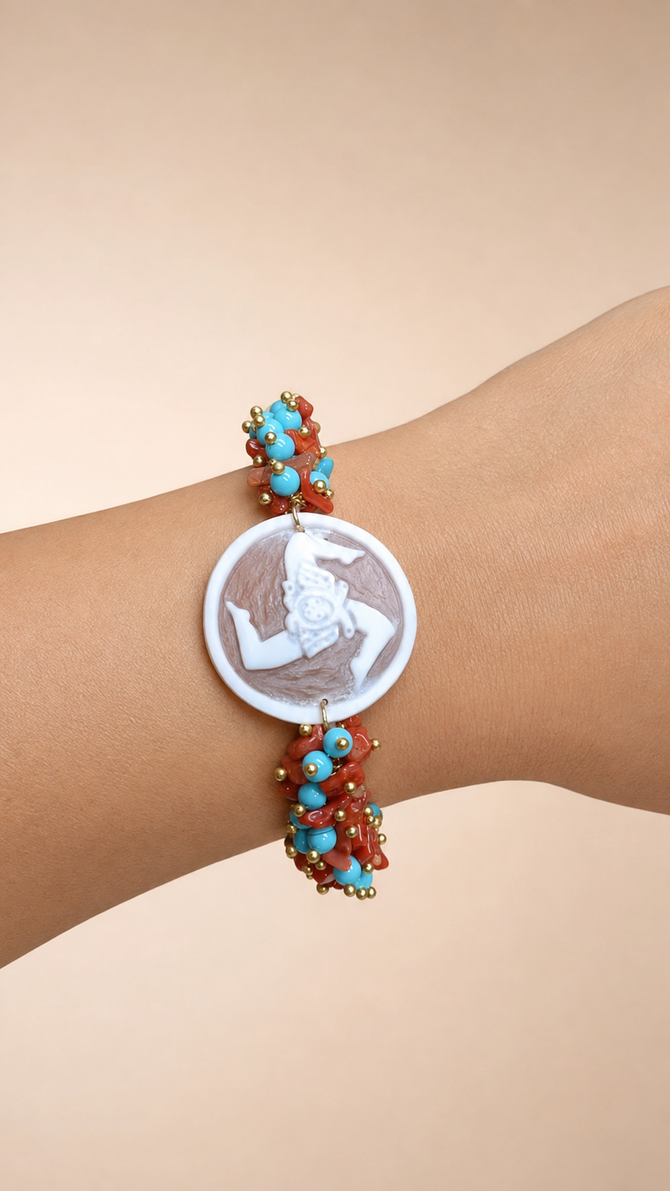 Bracciale siciliano su polso elegante